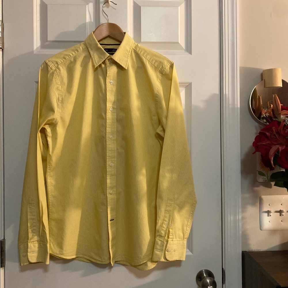 GAP yellow shirt